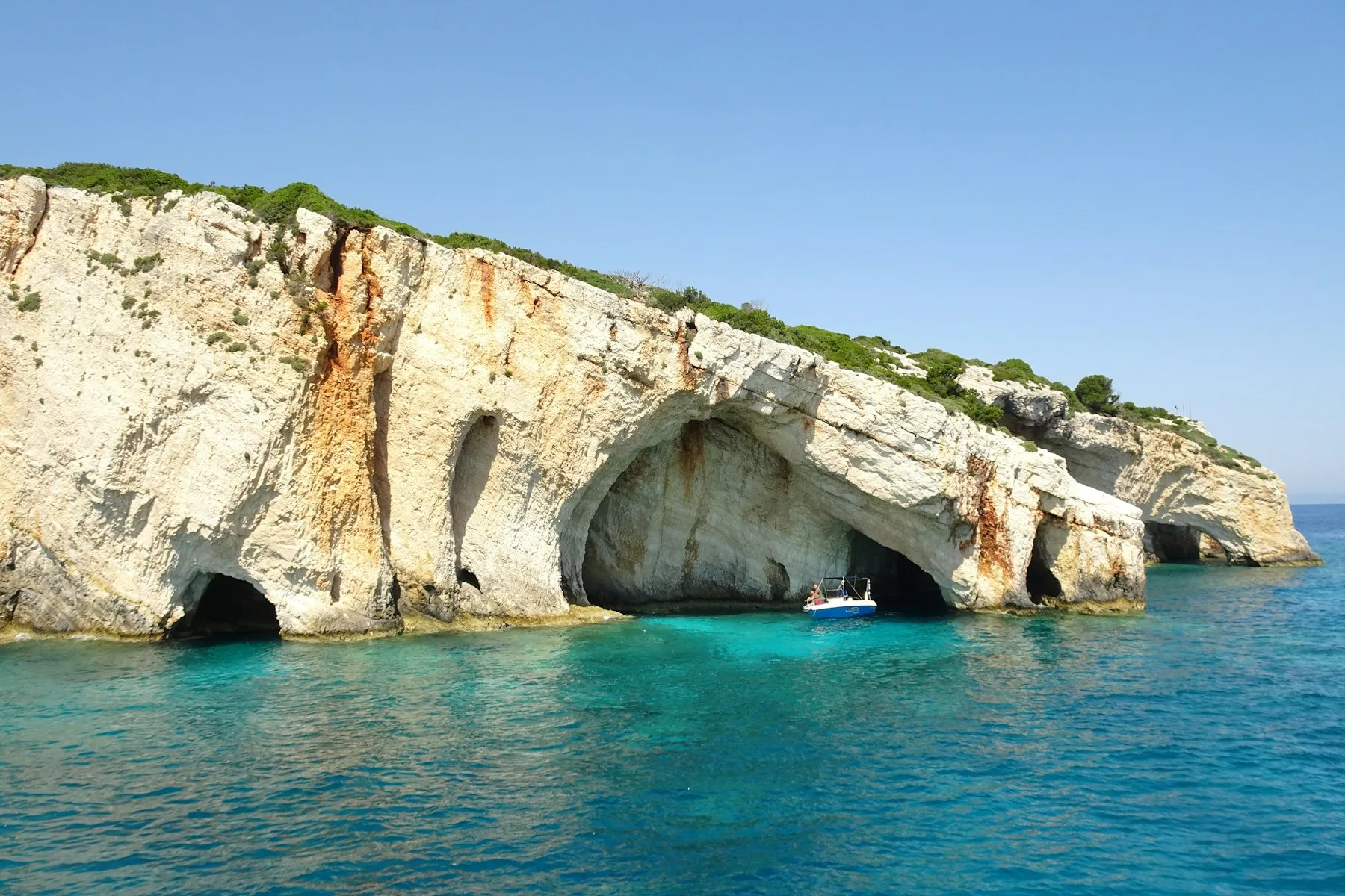 Łódź u podnóża białych klifów na Zakynthos